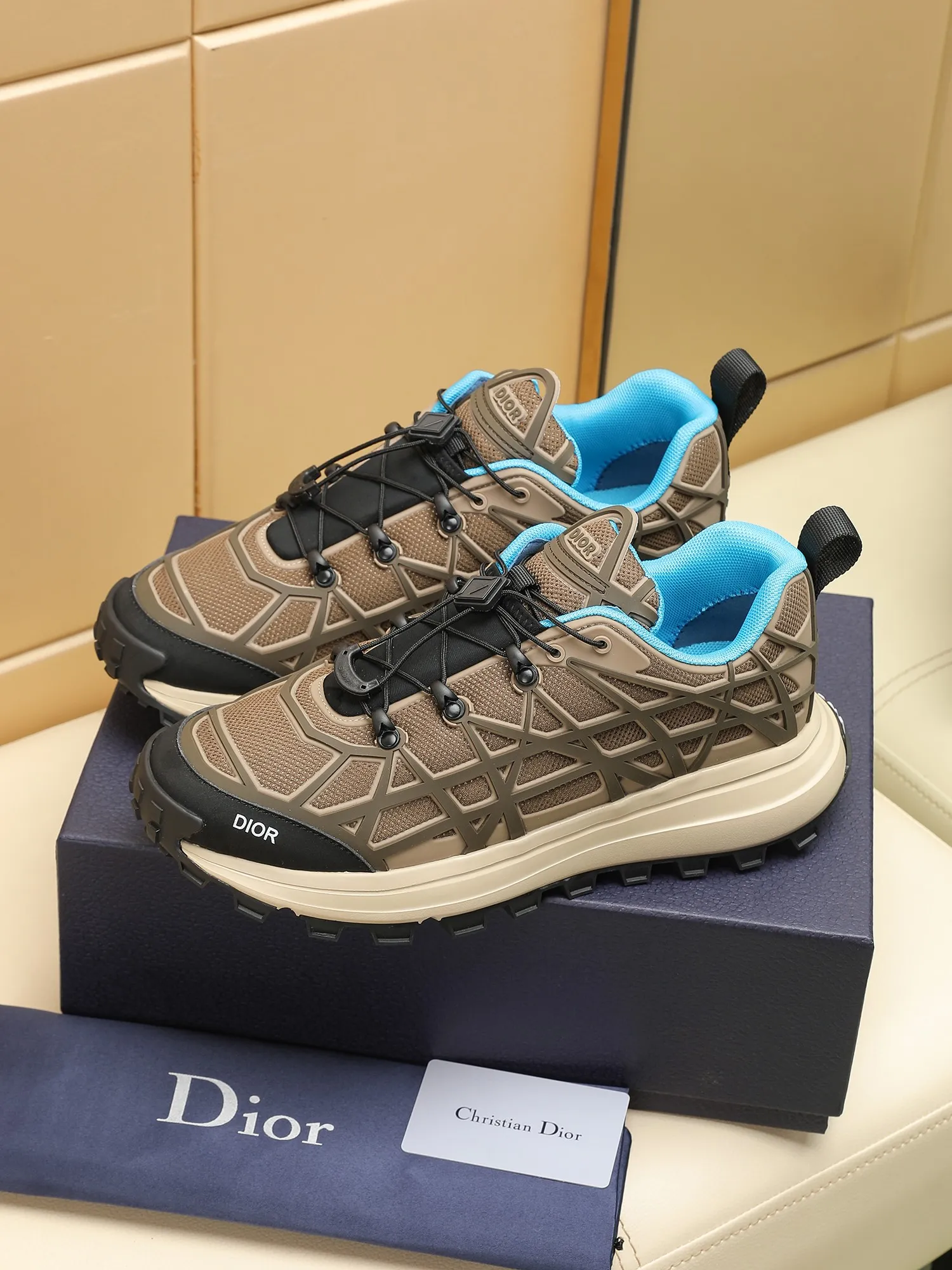 Men's Men's Shoes 💰520 [New Style] 🏍️🏍️Dior-B31 RUNNER sneakers highlight the fashionable silhouette, decorated with curved cannage pattern, reinterpreting classic patterns in a structural style, enriching Dior's 2023 summer men's wear series. Meticulously crafted using the advanced craftsmanship of hiking shoes, it blends outdoor culture with Dior heritage. Code number 38-45, multiple colors available, 38-44 (45 can be customized